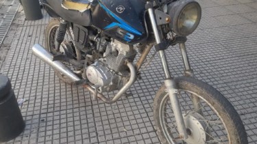 La policía secuestró la moto, mientras que la mujer quedó aprehendida por "encubrimiento".  