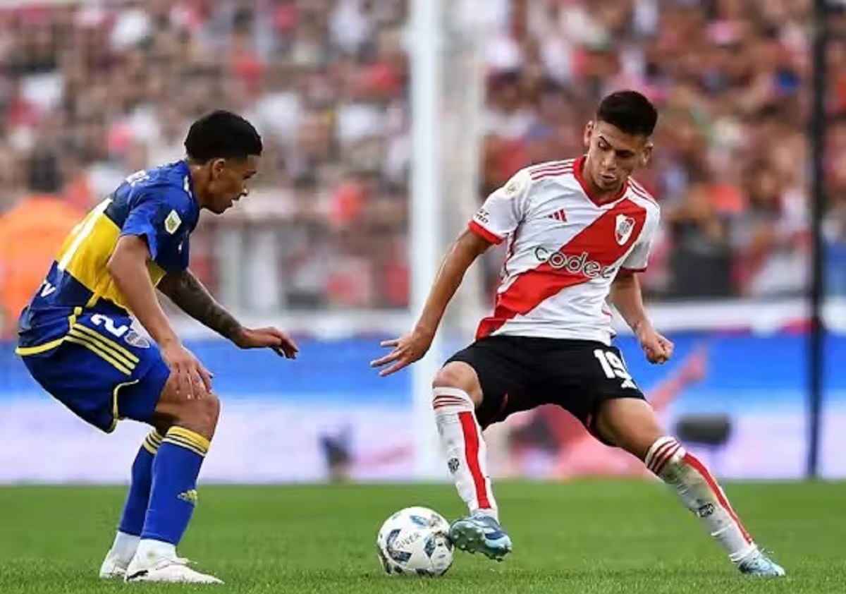 Claudio Echeverri durante su primer Superclásico ante Boca.