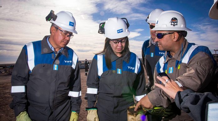 La ministra recorrió con el gobernador el yacimiento. Foto gentileza.