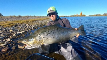 La trucha soñada: al Messi de la pesca le picó un submarino en esta joya de la Patagonia