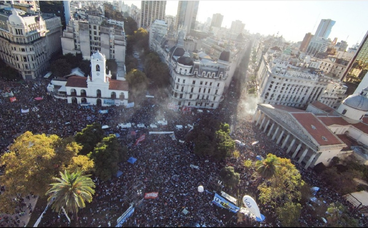 Llegan las columnas de manifestantes a Plaza de Mayo. Foto: gentileza Infobae. 