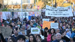Marcha de la Universidad del Comahue en Neuquén, este miércoles