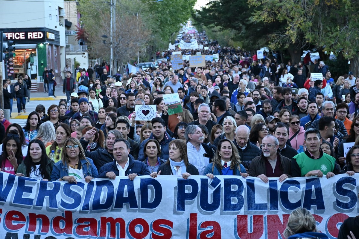 Masiva movilización en Neuquén. Foto: Florencia Salto. 
