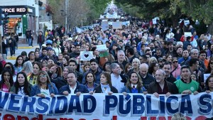 Cómo fueron las masivas marchas de Neuquén y Río Negro en defensa de la universidad pública