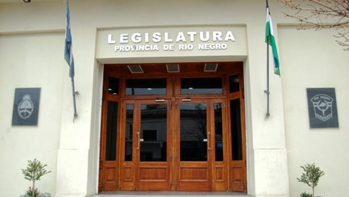El gremio ATE pidió a los bloques de la Legislatura de Río Negro que se pronuncien sobre los despidos.
