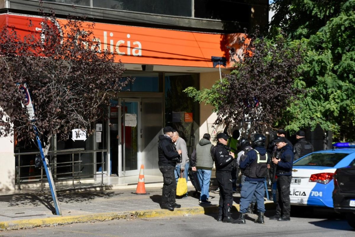 Las familias se manifestaron en el banco Galicia de Neuquén. Foto: Matías Subat. 