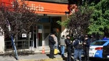 Imagen de Protesta en el banco Galicia por el incendio de su galpón: exigen que la escuela vecina abra, en Neuquén