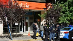 Protesta en el banco Galicia por el incendio de su galpón: exigen que la escuela vecina abra, en Neuquén