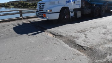 Senadores piden declarar Emergencia Vial por el estado del puente de la Ruta 22 en Río Colorado