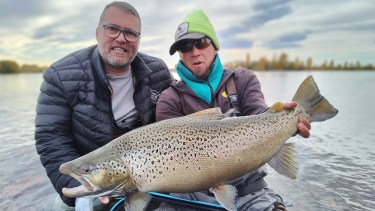 La trucha de su vida: así pescó una de 6,9 kilos en la meca de los pescadores en la Patagonia