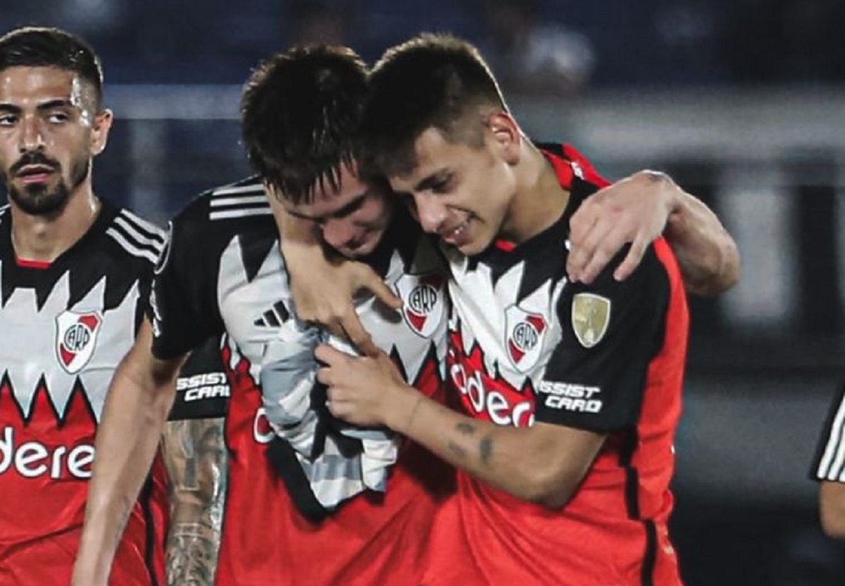 Claudio Echeverri junto a Franco Mastantuono tras la victoria de River en Paraguay. 