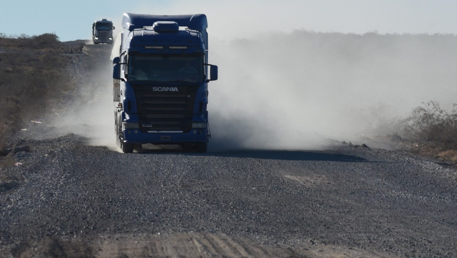 Cerca de 300 camiones transitan por día en el Área Protegida de Paso Córdoba. Foto Juan Thomes