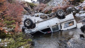 Impactante despiste y vuelco en la Ruta 23, cerca de Pehuenia: terminaron adentro de un arroyo