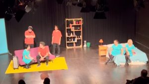 Cartelera neuquina: «Así de simple», los (des)amores de una extraña pareja de seis