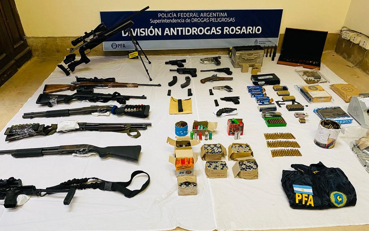 Impactante arsenal de fusiles incautado en Rosario. Foto: Policía Federal. 