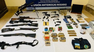 Megaoperativo en Rosario: cuatro detenidos y un impactante arsenal de fusiles incautado