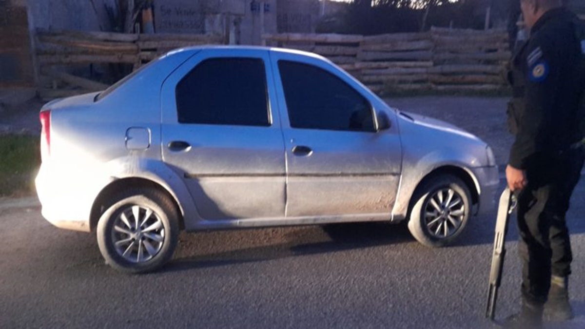 El vehículo fue ubicado minutos despues en el barrio Lavalle. Foto: Gentileza Policía de Río Negro.