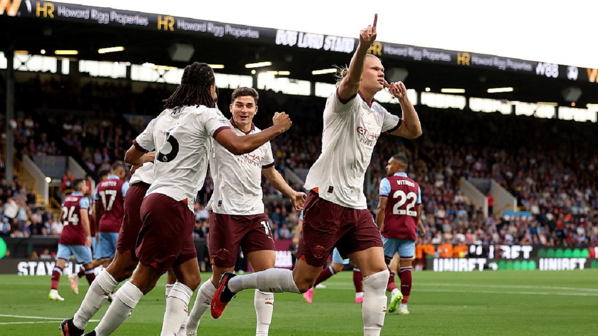 Manchester City ganó de visitante y sigue en carrera por la Premier League.