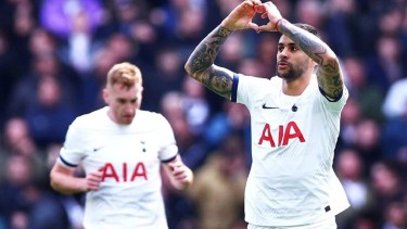 Cuti Romero marcó uno de los tantos en la derrota del Tottenham ante el Arsenal.