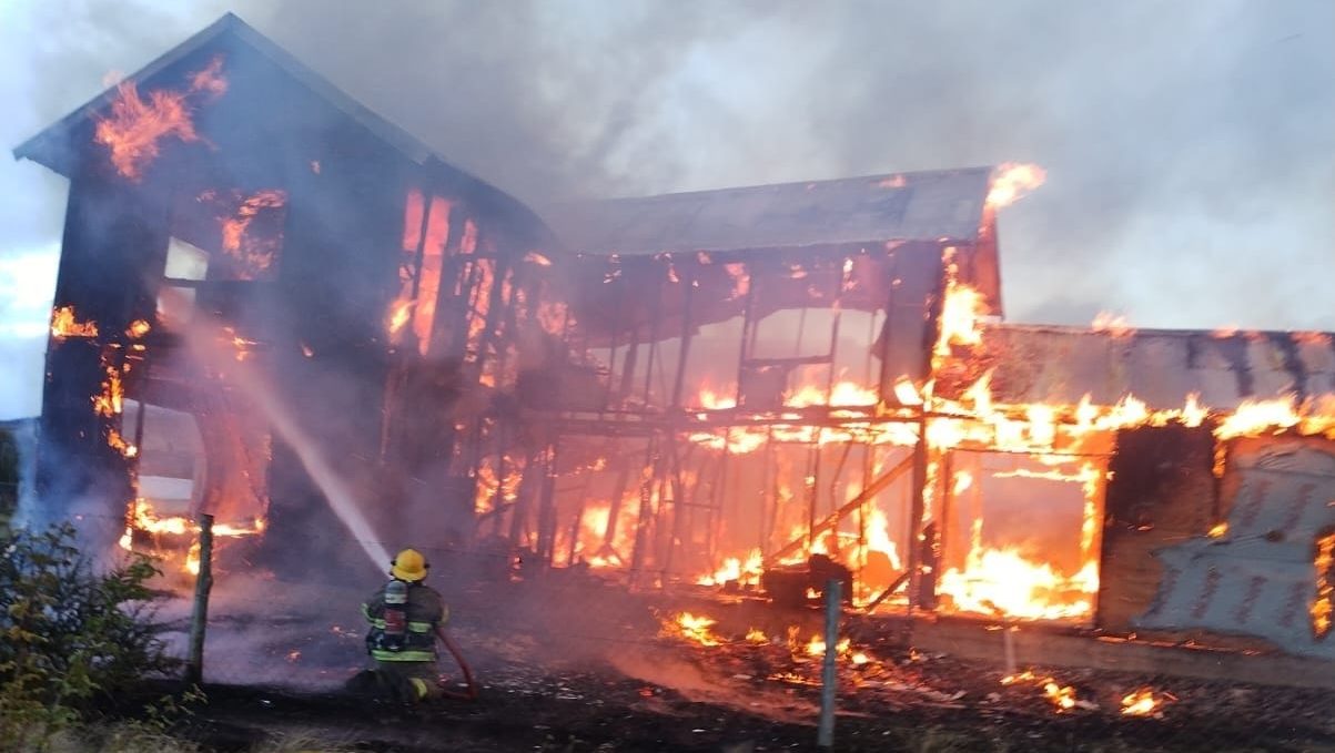 Feroz incendio consumió por completo a una vivienda en San Martín de los Andes
