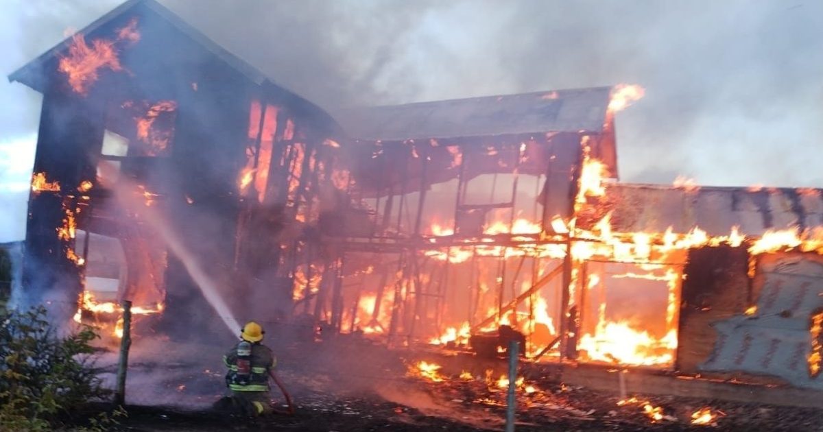 Un feroz incendio arrasó por completo a una vivienda en San Martín de los Andes thumbnail