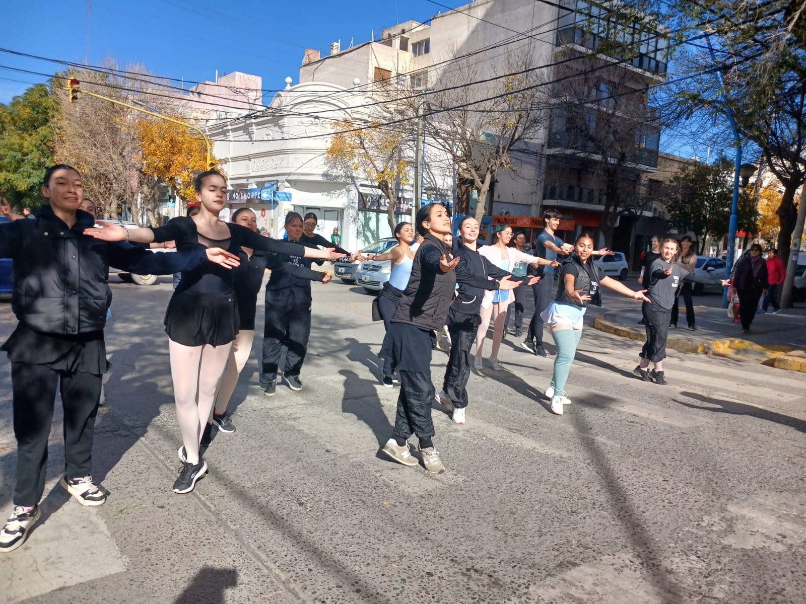 Integrantes del IUPA festejan el Día de la Danza en las calles de Roca. Foto: Gentileza Iupa.
