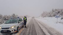 Imagen de Video: La nieve complica el tránsito en la Ruta 40 entre Bariloche y El Bolsón, este lunes