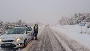 Video: La nieve complica el tránsito en la Ruta 40 entre Bariloche y El Bolsón, este lunes