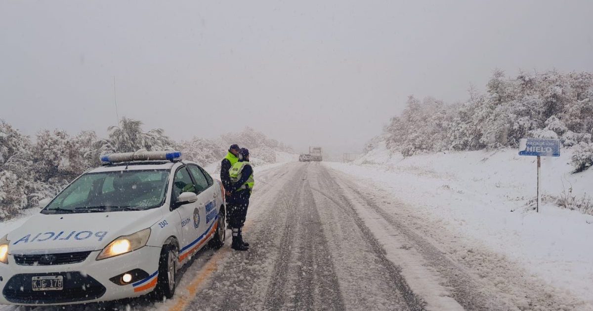 Video: La nieve complica el tránsito en la Ruta 40 entre Bariloche y El ...