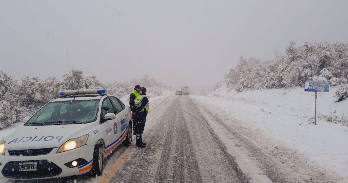 The snow complicates traffic on Route 40 between Bariloche and El Bolsón, this Monday