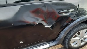 Video | Denuncia que la atacaron en la costanera de Viedma: «Me golpearon y pasaron por arriba con la moto»