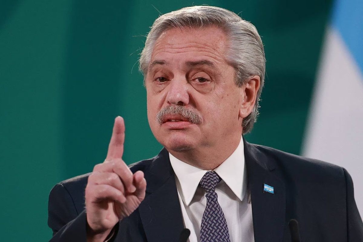 Alberto Fernández cruzó en redes sociales al presidente Javier Milei. 