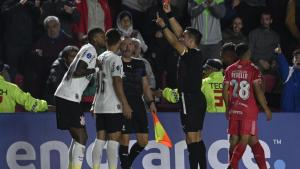 Video | La insólita agresión de un jugador de Corinthians: empujó dos veces al línea y vio la roja