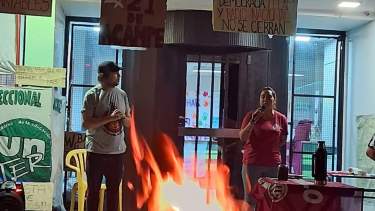 Después de 40 días de acampe lograron que la provincia reincorpore a una despedida en Jacobacci