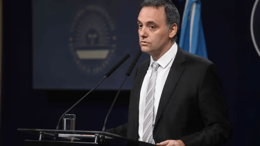 El vocero presidencial Manuel Adorni en su habitual conferencia de prensa. 