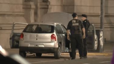 El auto fue revisado a fondo por la Brigada de Explosivos frente al Congreso Nacional, luego de la insólita explicación de su propietario. Foto Gentileza.