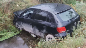 Alcoholizado, perdió el control del auto y cayó a un desagüe en Roca