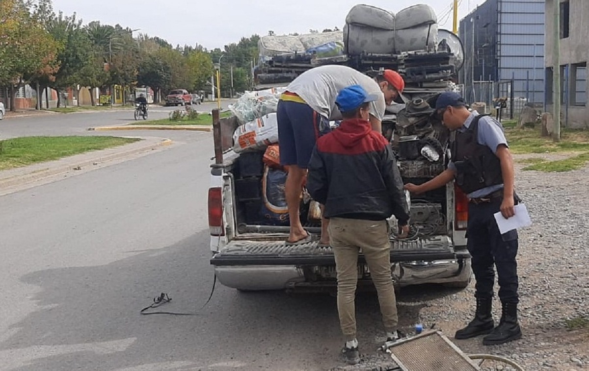 La Policía detuvo a una camioneta que transportaba 12 rollos de cable.