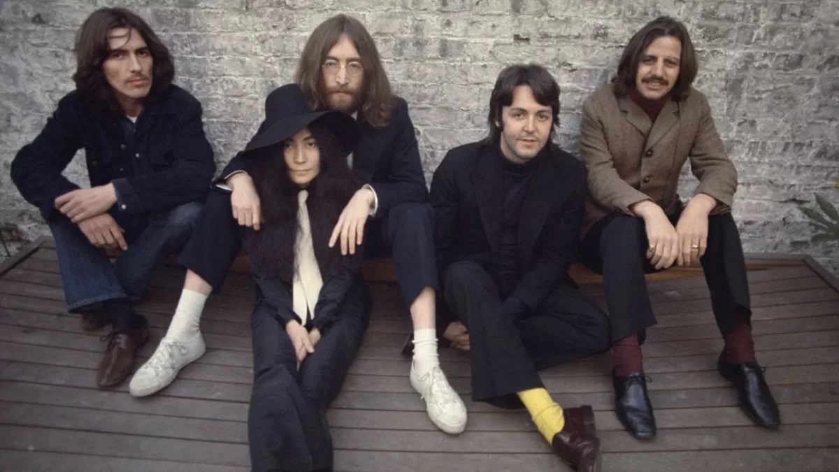 Los “cinco” Beatles.  La sesión de fotografía para el single incluyó a Yoko Ono, quien estuvo junto a John y Paul en el estudio.