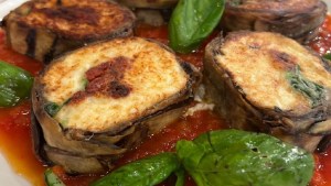 Roll tibio de berenjenas con crema de queso y tomates, ideal para pasar el pan al plato