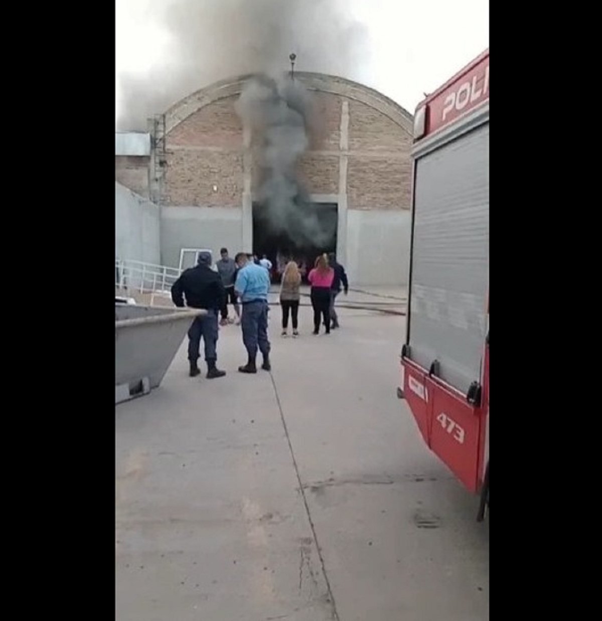Bomberos combaten un incendio en un galpón en el oeste de Neuquén