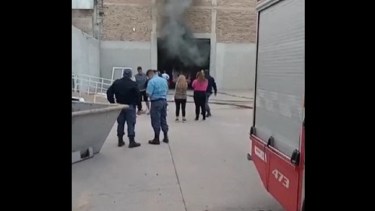 Bomberos combaten un incendio en un galpón en el oeste de Neuquén