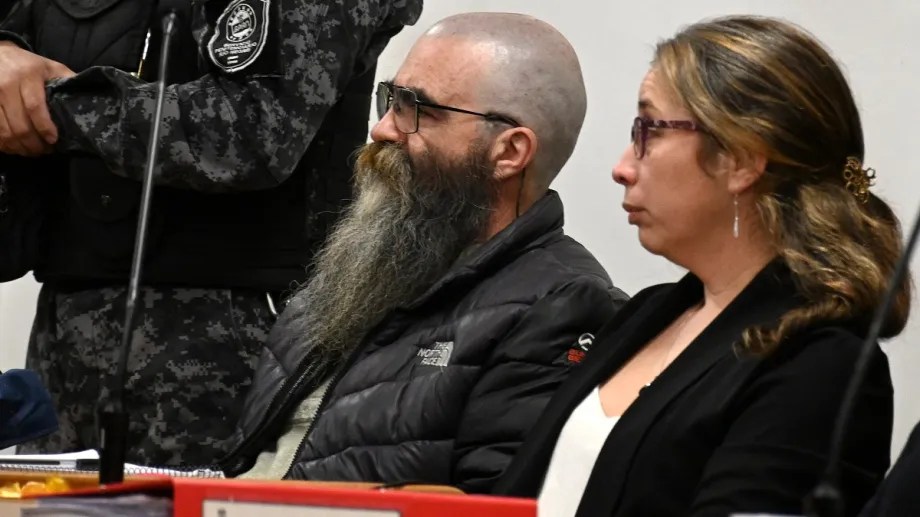 Mauricio Buchaillot, junto a la defensora oficial Natalia Araya, durante el juicio por jurados, que se hizo en septiembre pasado. (foto de archivo)