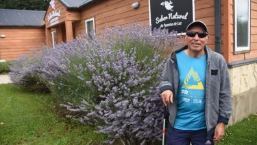 MIguel, en la entrada de Puentes de Luz, una institución que lo ayudó a seguir con su vida. (Foto/Andrés Maripe)