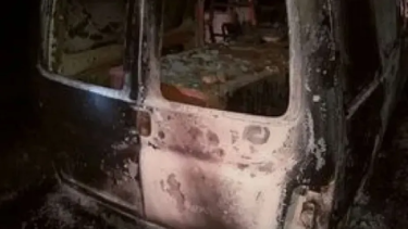 El utilitario apareció envuelto en llamas en la zona de Guerrico. Hasta allí llegaron los delincuentes con las dos cajas fuertes. foto: gentileza.