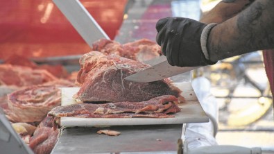 Crece la venta ilegal de carne por la crisis y el robo de ganado: el panorama en Roca y Bariloche