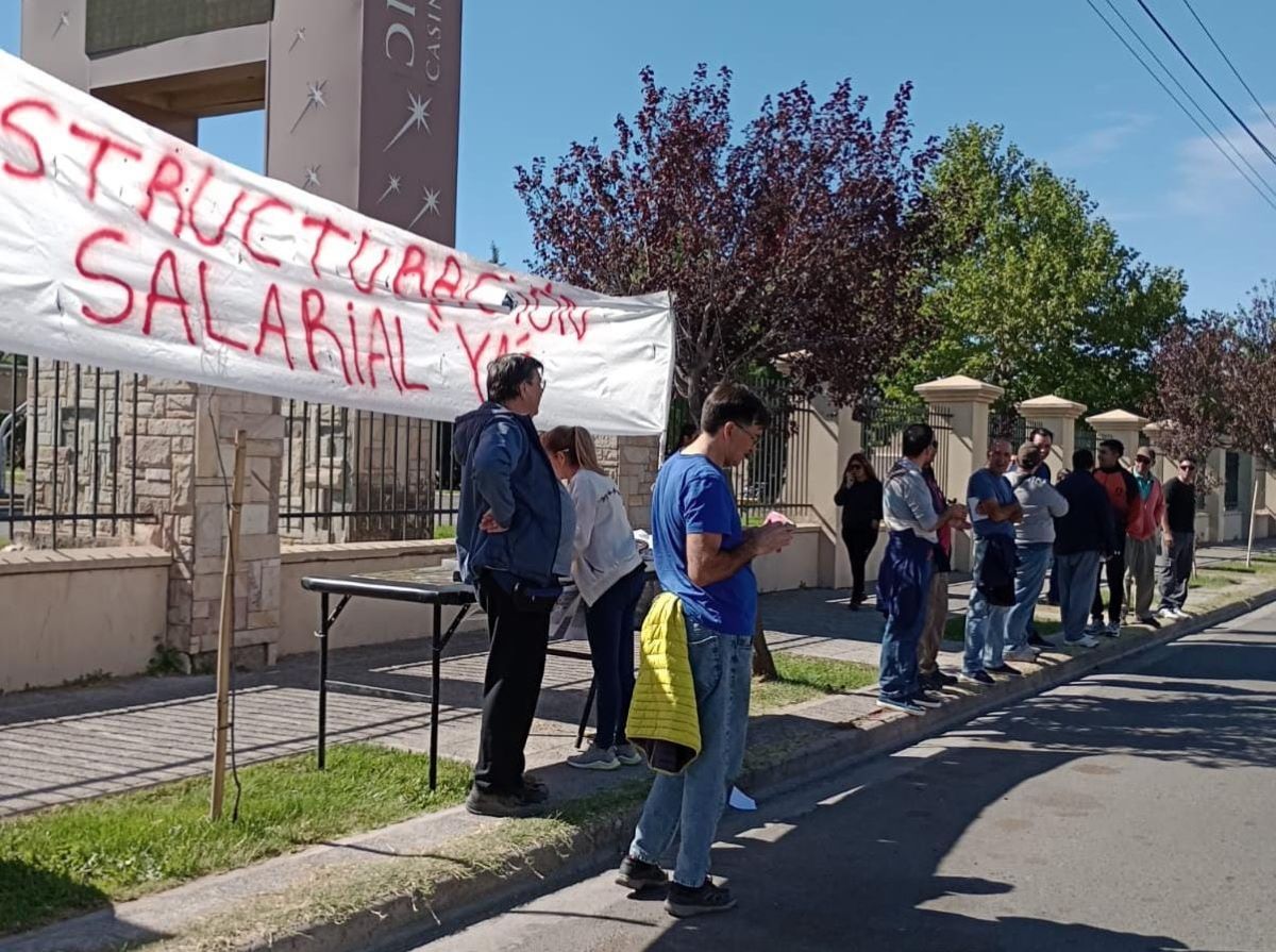 Trabajadores del casino volverán a protestar en Neuquén por aumento de salarios. Foto: Gentileza. 