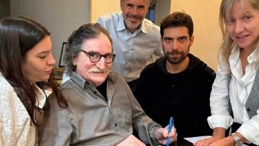 Charly firmó su nuevo contrato. 