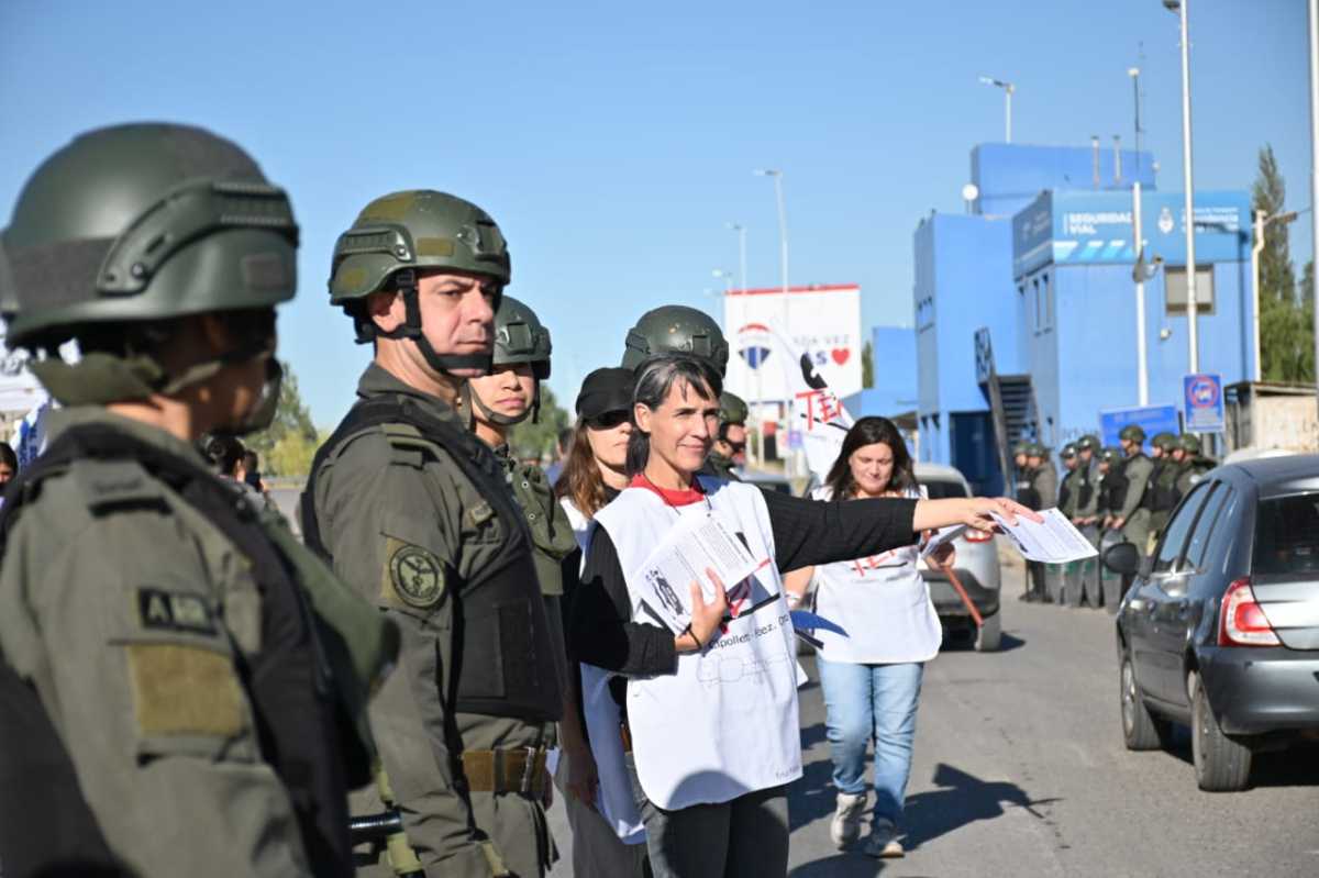 Los docentes se cuelan por el cordón de Gendarmería para entregar los panfletos. Foto: Florencia Salto. 