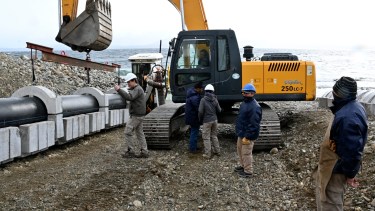 El colector costanero de Bariloche fue realizado por el Enohsa pero no lo transfiere aún a provincia. Foto: Archivo